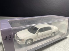luxury collectibles 1/43 lincoln towncar white RARE