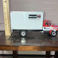 First Gear 1:34 2002 International 4400 Truck Diecast, Opening Hood