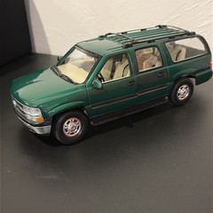 Welly 2001 Chevrolet Chevy Suburban Forest Green 1/18 Scale Diecast Rare