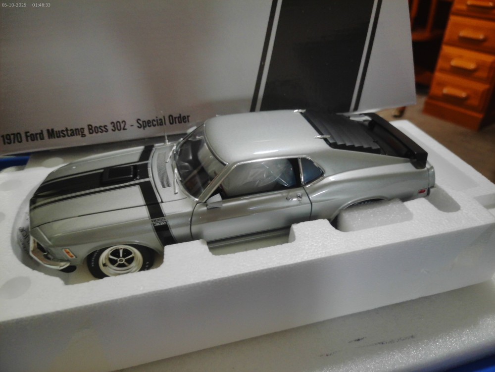 1970 FORD MUSTANG BOSS 302 LIGHT SILVER SPECIAL ORDER CAR 1:18 ACME A1801893