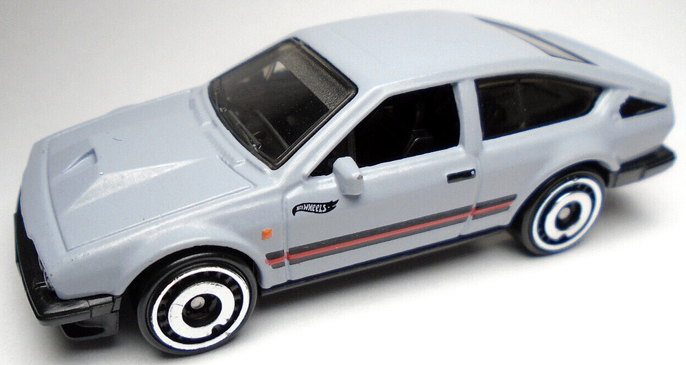 2023 HOT WHEELS ALFA ROMEO GTV6 3.0 GRAY 1:64 DIECAST 2 3/4″ CAR W/ RED & BLACK