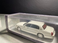 luxury collectibles 1/43 lincoln towncar white RARE