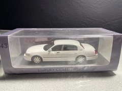 luxury collectibles 1/43 lincoln towncar white RARE