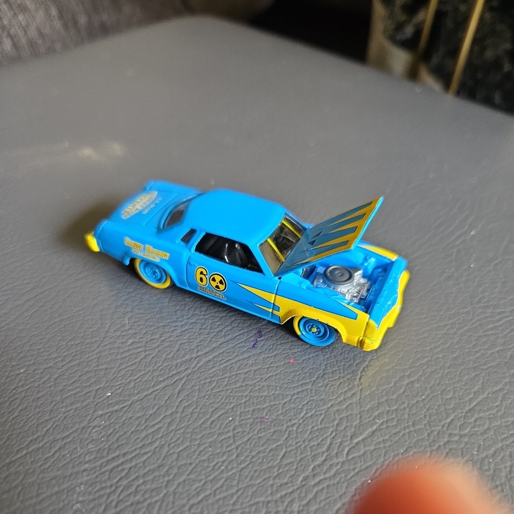 Johnny Lightning 2.0 Release 12 1976 Oldsmobile Cutlass Supreme Demolition Derby