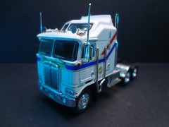 1:64 Scale 1976 Kenworth K100 Aerodyne – White Semi Truck iXO Diorama