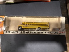 Con-Cor 1:87 HO Exclusive Trucks for Collectors Yellow Diecast School Bus