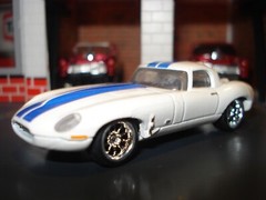 JAGUAR LIGHTWEIGHT E TYPE CUSTOM EDITION 1/64 HW WHITE RACE CAR BRITISH MUSCLE