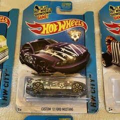 (10) Hotwheels HW City Lot, 2014, 2013 10 Cars With Some Corner Damage