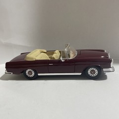Maisto 1966 Mercedez Benz 280SE Convertible 1:18 Diecast Maroon Enamel