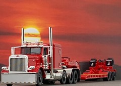 1/64 DCP PETERBILT 389 TRI AXLE & FONTAINE MAGNITUDE LOWBOY TRAILER W/ FLIP AXLE