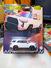 Hot Wheels Boulevard ’18 Toyota 4 Runner with Real Riders