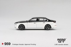 Mini GT 1:64 BMW i7 xDrive60 Alpine White / Black Sapphire #959