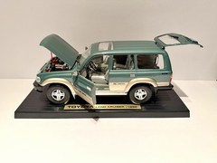 Toyota Land Cruiser 1992 Green 1/18 Scale Diecast Model Car