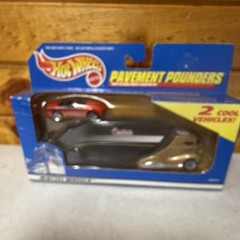 Hot Wheels Pavement Pounders 1:64 Diecast Car Transporter Black Gold Red Trailer