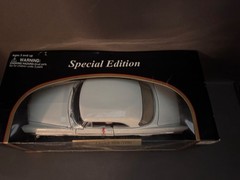 Maisto 1956 Chrysler 300B Special Edition 1:18 Die Cast White Hardtop w/ Box