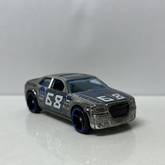 2005 05 Chrysler 300C HEMI Collectible 1/64 Scale Diecast Diorama Model