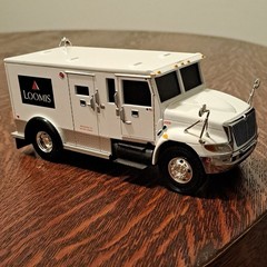 Loomis International Armored Truck 2009 Diecast 1:43 White Silver Black