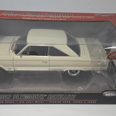 Highway 61 1:18 1967 Plymouth Satellite White Diecast, Opening Hood/Doors/Trunk