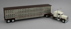 DCP 1:64 *CREAM & BROWN* Peterbilt 389 48″ Flattop w/WILSON LIVESTOCK TRAILER