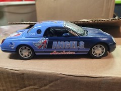 Anaheim Angels 2000 Ford Thunderbird 1:24 DIECAST CAR MLB 2001