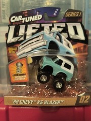🔥MGA Car Tuned Lifted Series 1 1:64 1969 Chevy K5 Blazer Blue/White Series 1🔥