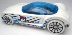 2016 HOT WHEELS GOLDEN ARROW #44 WHITE 1:64 DIECAST 2 5/8″ RACE CAR W BLUE & RED