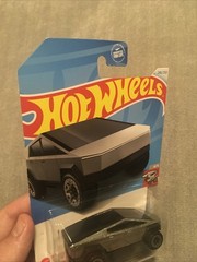 NEW – Hot Wheels #246 Tesla Cybertruck